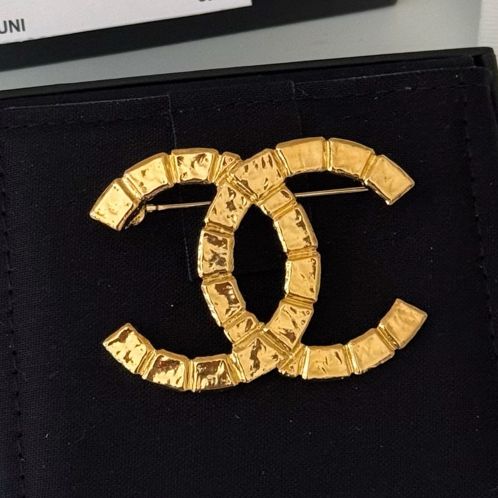 NEW Chanel Brooch 22A, Golden - Picture 2 of 10